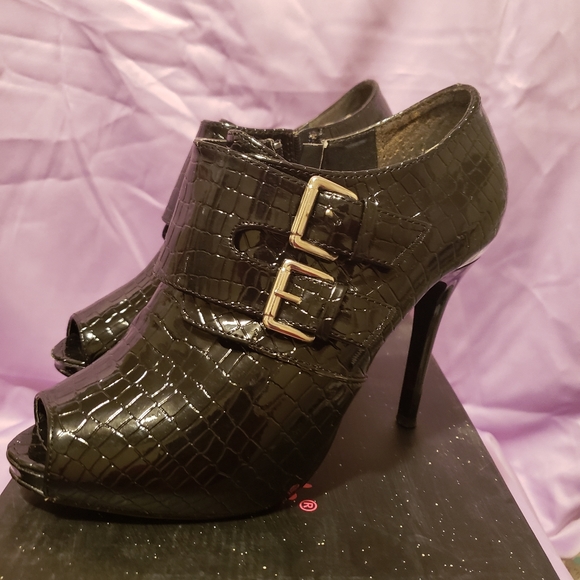 Shoes - Picture 4 of 6